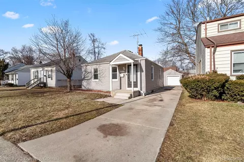 18777 Kingsville St, Harper Woods, MI 48225
