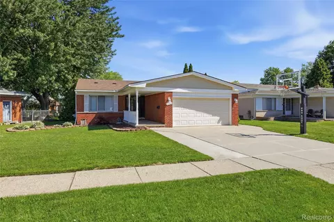 12943 Brixham Dr, Warren, MI 48088