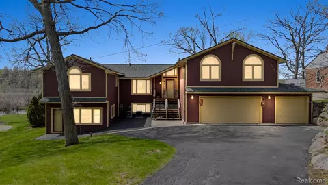 2745 Lari Ct, West Bloomfield, MI 48324