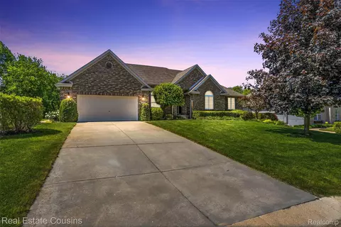 4344 Oak Tree Ct, Fenton, MI 48430