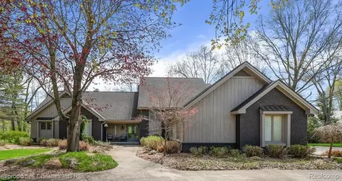 1071 Woodbridge Ln, Oakland, MI 48306