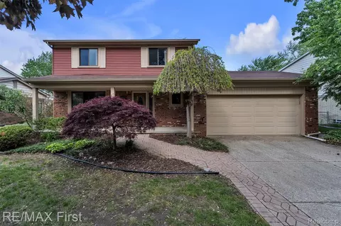 39083 Eastridge Dr, Clinton Township, MI 48038