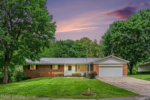 8780 Big Lake Rd, Springfield, MI 48346
