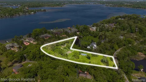 4785 Dow Ridge Rd, Orchard Lake Village, MI 48324