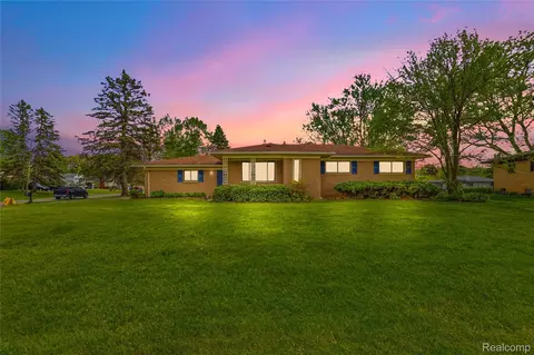3129 Beacham Dr, Waterford, MI 48329