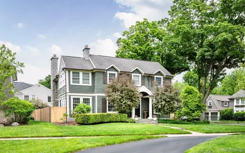 579 Chesterfield Ave, Birmingham, MI 48009