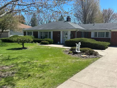 1720 Willowood Rd, Rochester Hills, MI 48307
