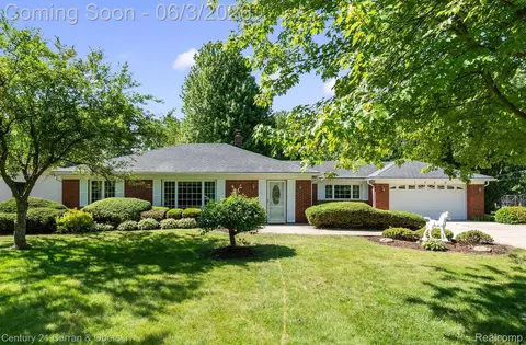 1720 Willowood Rd, Rochester Hills, MI 48307
