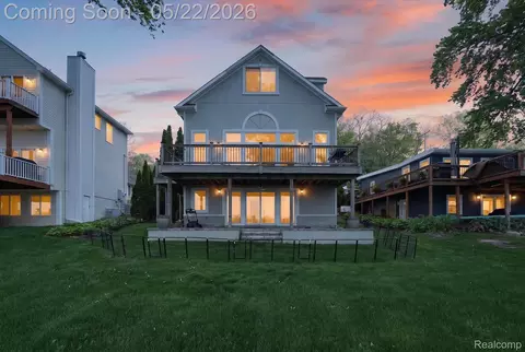 5025 Harp Dr, Fenton, MI 48451