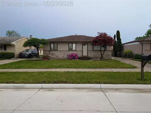 16318 Wellington Ave, Roseville, MI 48066