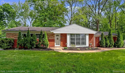 28442 Thorny Brae Rd, Farmington Hills, MI 48331