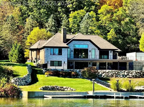 7050 Lake Shannon Ct, Tyrone, MI 48430
