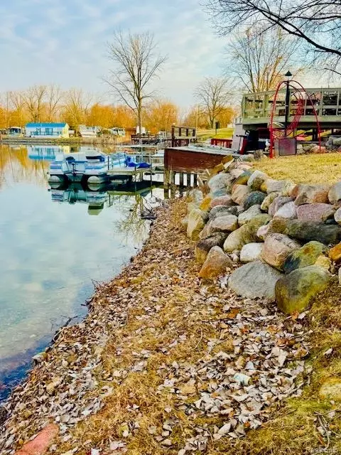 10001 E Goodall Rd #404, Durand, MI 48429