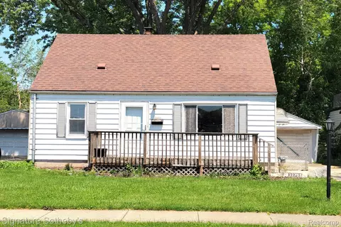 22703 Ridgeway St, Saint Clair Shores, MI 48080