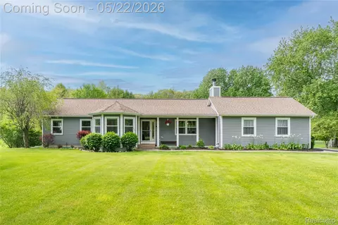 542 Tracey Ln, Brighton, MI 48114