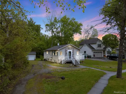 811 Miller Rd, Orion, MI 48362