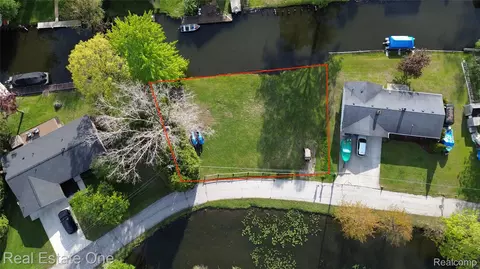 000 Clinton Dr, West Bloomfield, MI 48324