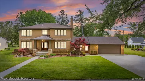 18341 Warwick St W, Beverly Hills, MI 48025