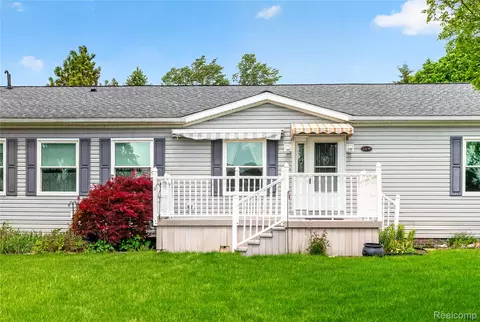 12239 Maple Creek Ct, Green Oak, MI 48178