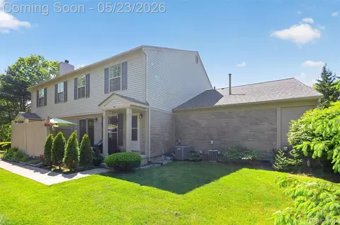 70 Pine Tree Ridge Dr #2, Waterford, MI 48327