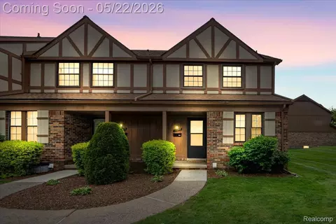 19697 Raleigh Cir N, Southfield, MI 48076