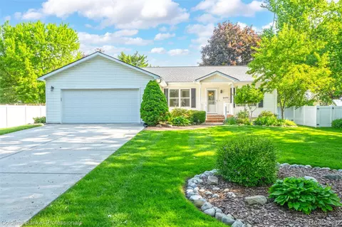 2470 Winkleman Dr, Waterford, MI 48329