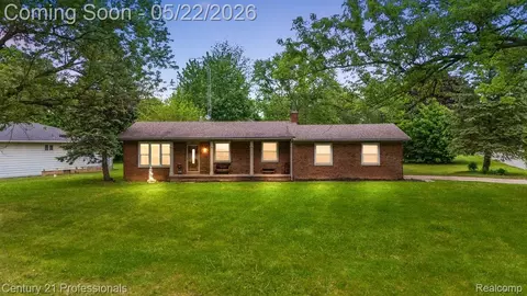4255 Whispering Oak Dr, Flint, MI 48507