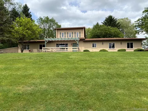 885 Lake Forest Dr, Lapeer, MI 48446