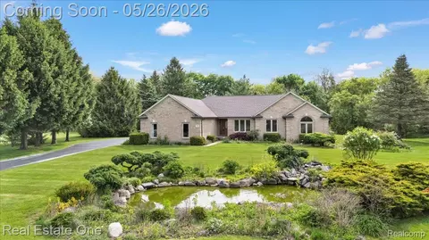 751 Bristol Ln, Orion, MI 48348