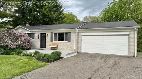 6042 Snow Apple Dr, Independence, MI 48346