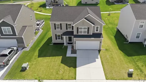 249 Saddleback Ct, White Lake, MI 48386