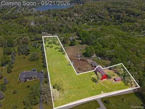2352 Meadowood Ln, Milford, MI 48380