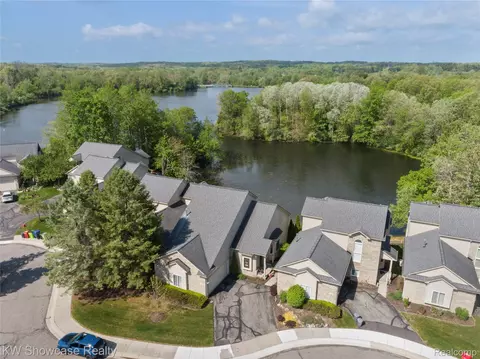 727 Mill Pointe Dr #16, Milford, MI 48381