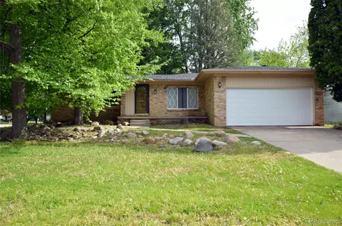 5200 Wishing Well Dr, Grand Blanc, MI 48439
