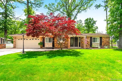 8733 Woodside Dr, Grosse Ile, MI 48138