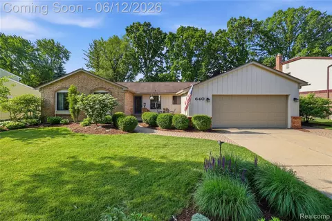 640 Longfellow Dr, Troy, MI 48085