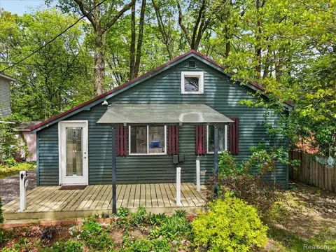 2086 Miles Rd, Oregon, MI 48446