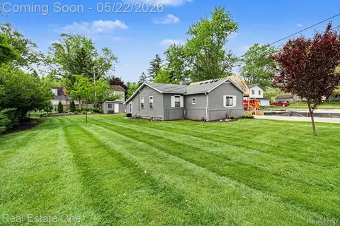 2200 Davista Dr, Highland, MI 48356