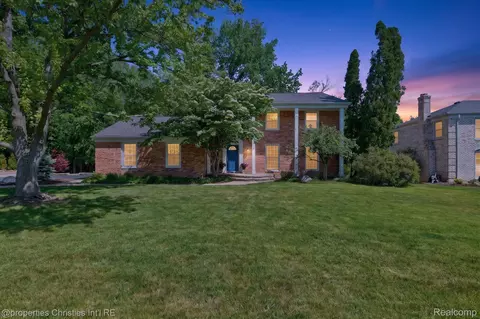 4352 Greenstown Dr, West Bloomfield, MI 48323