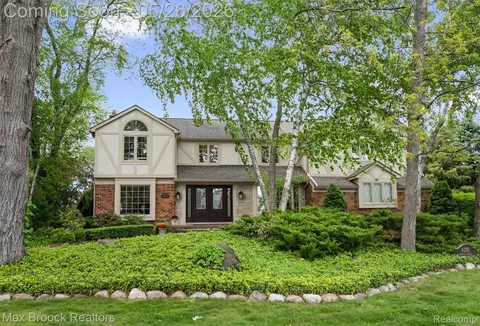 6280 Dakota Cir, Bloomfield Hills, MI 48301
