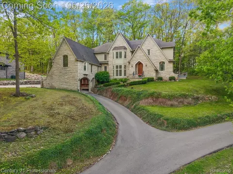 6705 College Park Dr, Springfield, MI 48346