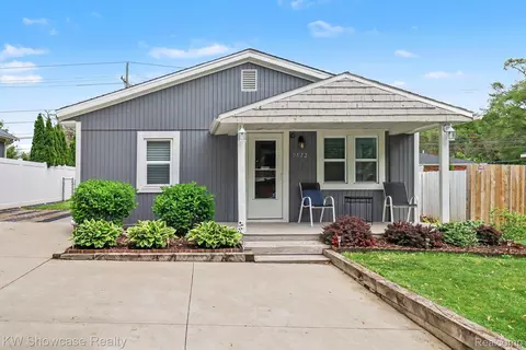 9572 Garden Ter, Commerce, MI 48382