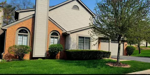 1004 Elmwood Dr, Brighton, MI 48116
