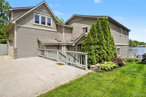 8390 Peninsular Dr, Fenton, MI 48430