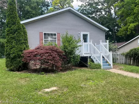 4080 Cass Elizabeth Rd, Waterford, MI 48328