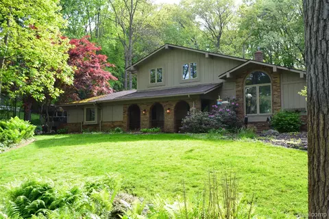 6015 Sundance Trl, Genoa, MI 48116