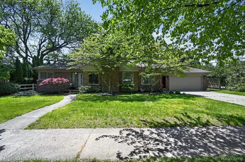 1681 Oxford Rd, Grosse Pointe Woods, MI 48236