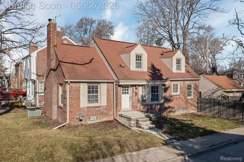 20701 Toles Ln, Grosse Pointe Woods, MI 48236