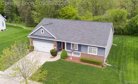 2740 Diane Marie Ct, Waterford, MI 48329