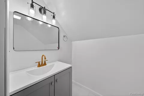 Bath - 13735 Gable St, Hamtramck, MI 48212 photo 2 of 2